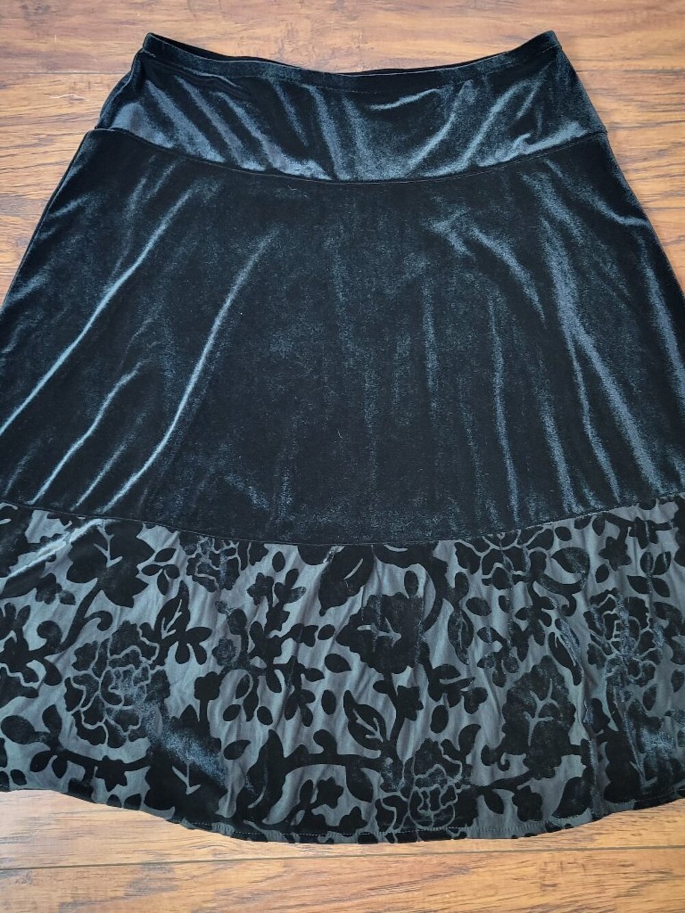 APOSTROPHE Stretch Black Velvet A-Line Skirt w/ Burnout Floral Hem sz S 6/8 EUC
